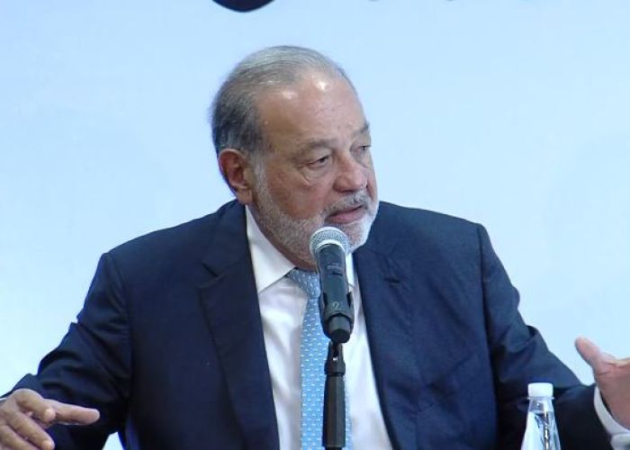 Carlos Slim mostró un proyecto para el actual aeropuerto en una conferencia de prensa del 16 de abril de 2018.