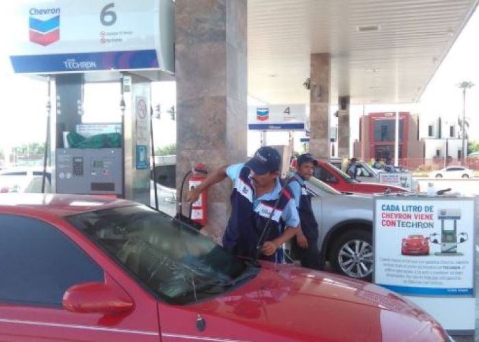 Un habitante de la Ciudad de México pagará entre 18 y 22 pesos por cada litro de gasolina, en lugar de 15 a 18 pesos de no existir el impuesto.