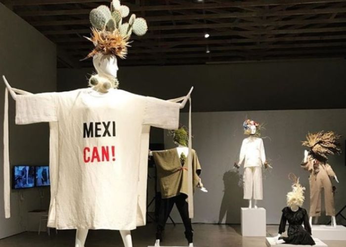 Los tocados de las maniquís que portan las prendas de la colección primavera/verano 2019 de Carla Fernández están inspirados en Frida Kahlo. (Foto: Instagram @carlalfernandezmx).