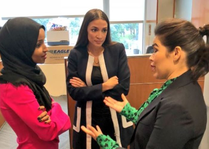 Alexandria Ocasio-Cortez de 29 años será la congresista más jóven e Ilhan Omar una de las dos primeras mujeres musulmanas en el Congreso.