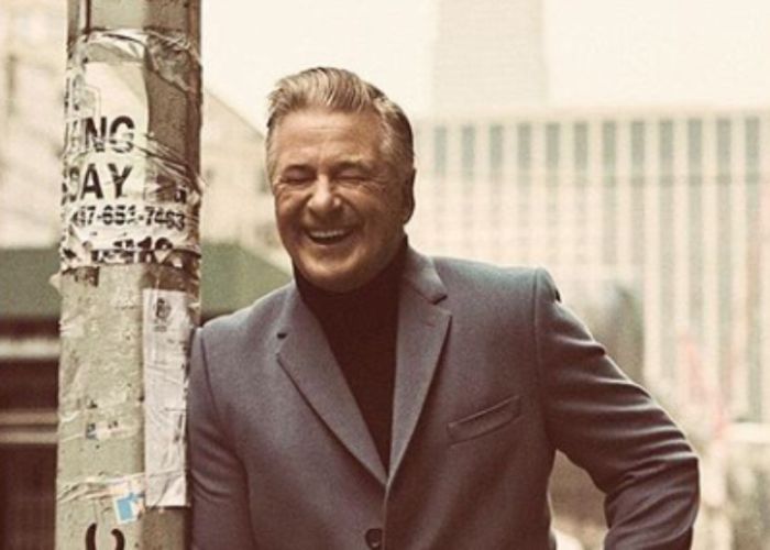 El actor Alec Baldwin con un abrigo gris Dolce Gabbana (Foto: Instagram @dolcegabbana).