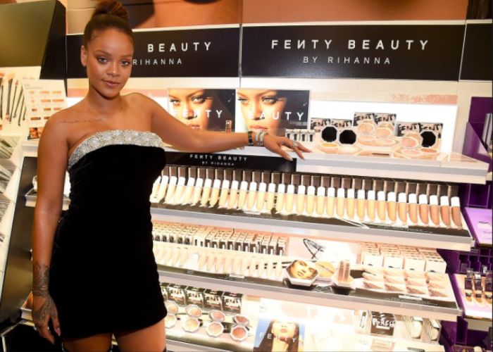 Fenty Beauty de Rihanna fue nombrada la mejor invención de 2017 por la revista Time debido a su inclusión en tonos de piel. 