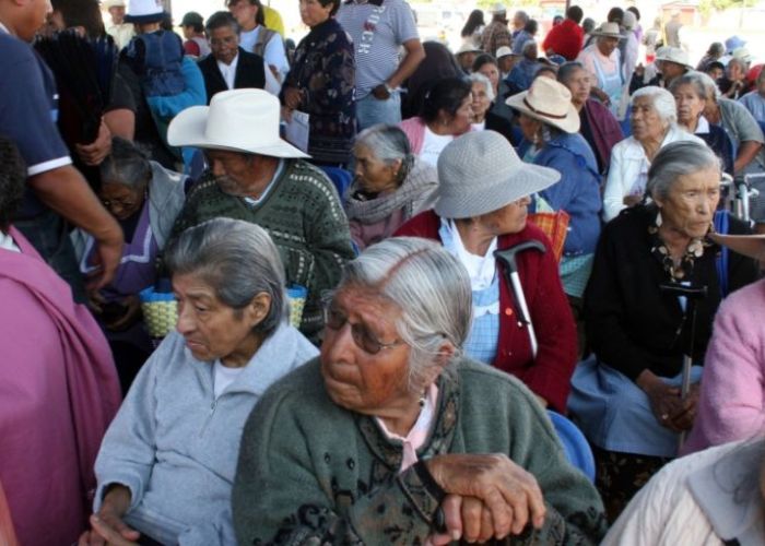 La población en edad de pensionarse crece a un mayor ritmo que la población joven presionando las finanzas públicas (foto: Aiesec)