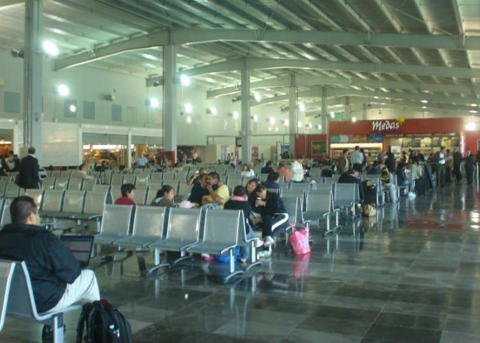 El flujo de pasajeros y operaciones en el aeropuerto de Toluca ha disminuido drásticamente en los últimos ocho años (Foto: Vmzp85)