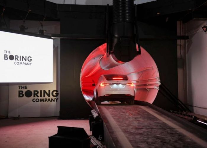 Elon Musk presentó en Los Ángeles el primer tramo de un proyecto de movilidad subterránea.