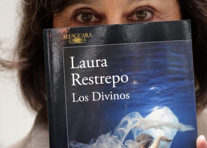 La escritora colombiana Laura Restrepo (1950) con "Los divinos" su más reciente novela (Imagen:pastrana61.blogspot.com)