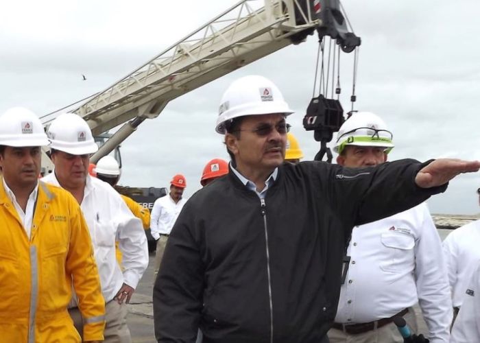 El director general de Pemex, Octavio Romero Oropeza, en recorrido por una Terminal Marítima.