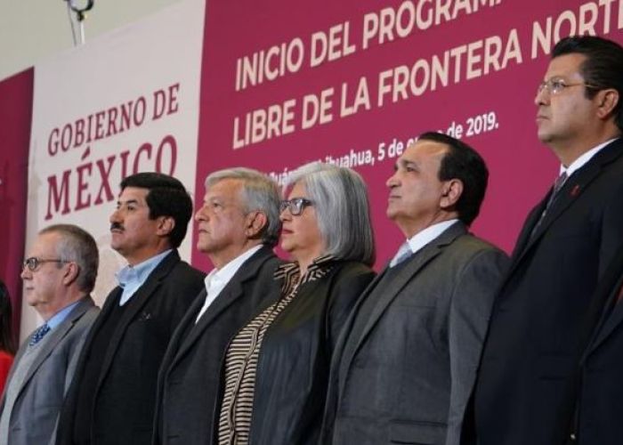 El presidente y miembros de su gabinete dando inicio al programa de la zona libre de la frontera norte.