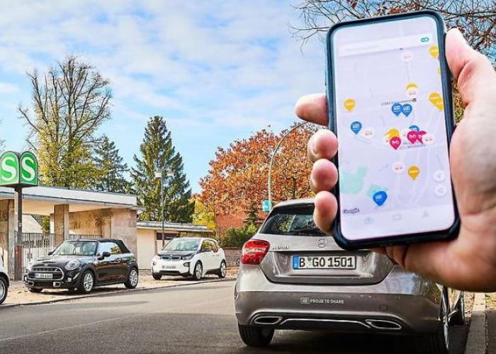 Daimler AG, la automotriz dueña de Mercedes-Benz, está comprando startups que dan servicios de movilidad.