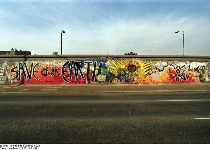 Mural en la East Side Gallery, Berlín (Wikimedia).