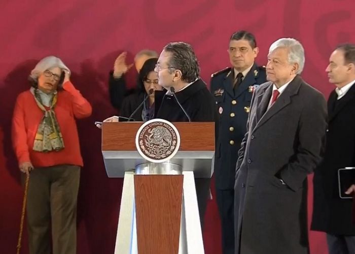 Octavio Romero Oropeza, director de Pemex, explicando junto al presidente y miembros del gabinete los resultados del combate al robo de gasolina.