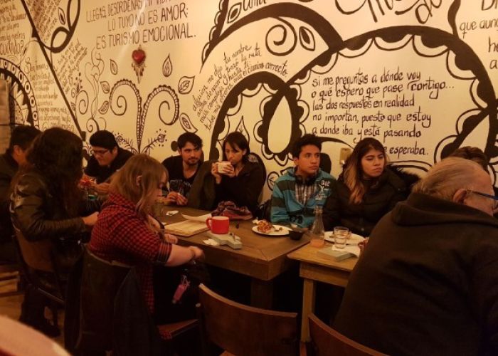 En el Café Vocablo, se organizan lecturas de poemas y cuentos.