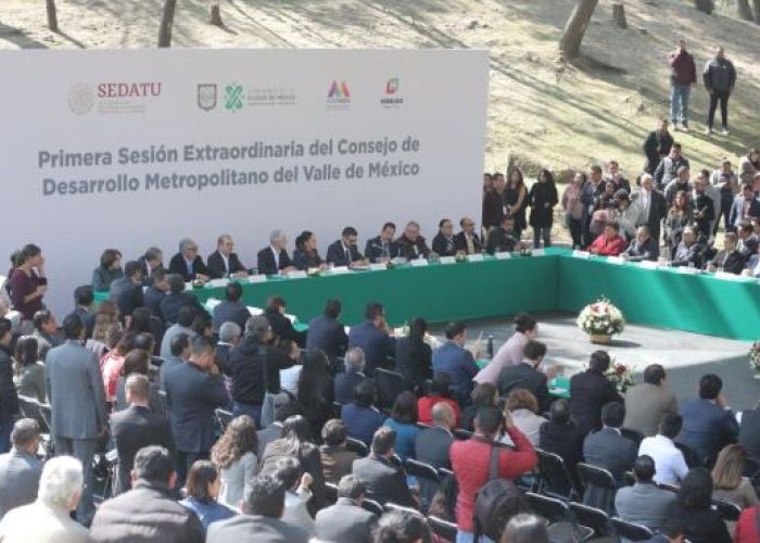 Representantes de los distintos gobierno en la firma del acuerdo.