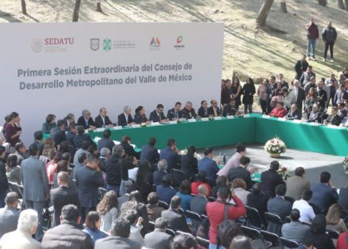 Representantes de los distintos gobierno en la firma del acuerdo. 