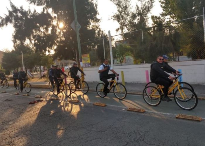 Policías en bicicleta en el municipio de Nezahualcóyotl.