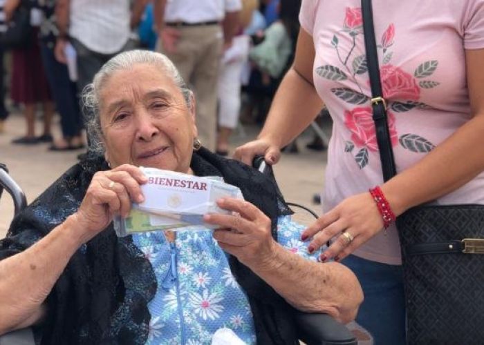 La gestión de las "tarjetas del bienestar" fueron adjudicadas de manera directa, sin licitación, a Banco Azteca.