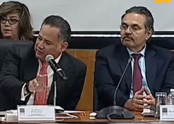 El Director de Pemex, Octavio Romero Oropeza, aceptó que las refinerías están paradas, pero que esto era culpa de la corrupción de gobiernos anteriores, los cuales no invirtieron en estas. 