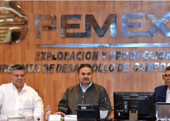 Octavio Romero Oropeza, director general de Pemex -al centro- en una reunión en Ciudad del Carmen, Campeche, el 10 de diciembre pasado (Foto: Pemex).