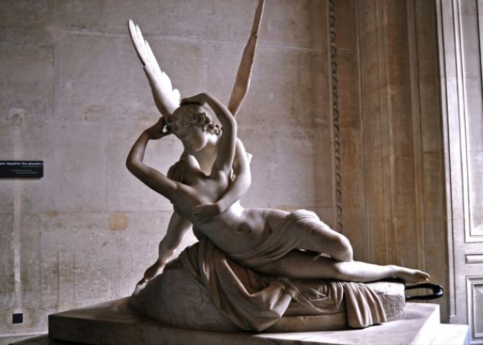 Eros y Psique, representación del amor romántico y desbordado que representa Cupido. (Museo del Louvre)
