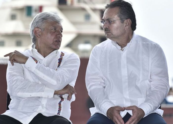 El presidente Andrés Manuel López Obrador y Octavio Romero Oropeza, director general de Pemex en un evento en diciembre de 2018