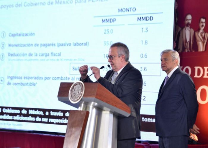 El secretario de Hacienda, Carlos Urzúa, y el Presidente López Obrador el 15 de febrero en conferencia de prensa en Palacio Nacional