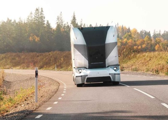 Este camión eléctrico autónomo se está probando en una zona industrial en Suecia.