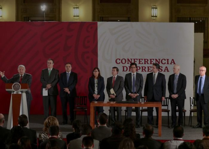 Presentación del acuerdo de refinanciamiento de la deuda de Pemex con la banca internacional el 13 de mayo en Palacio Nacional.