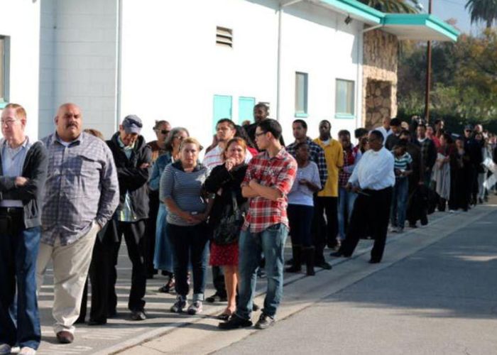 Cientos de solicitantes de empleos en Altadena, California (KPCC - NPR)