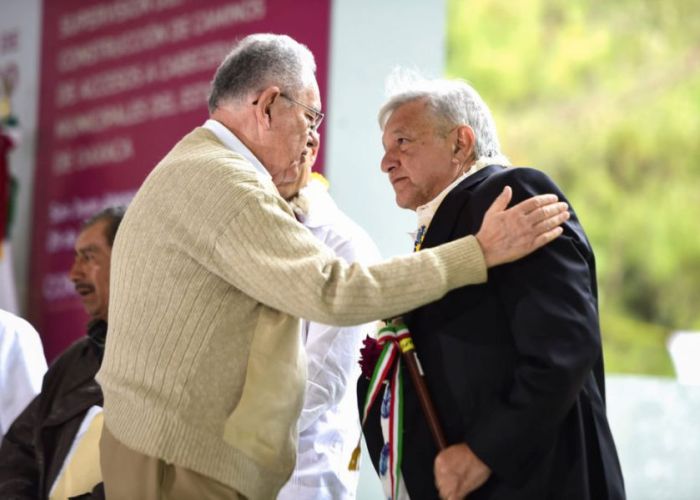 El presidente López Obrador y el secretario de Comunicaciones y Transportes, Jiménez Espriú, en gira de trabajo por el estado de Oaxaca el pasado 29 de junio (Foto: lopezobrador.org.mx)