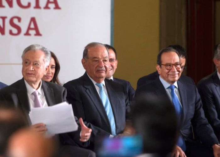 En la imagen, el empresario Carlos Slim en la conferencia de prensa en Palacio Nacional en agosto pasado. América Móvil, la empresa de telecomunicaciones de Slim, anunció el 20 de noviembre inversiones por 7,200 millones de dólares en Brasil.