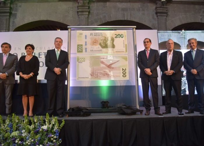 Los miembros de la Junta de gobierno del Banco de México en la puesta en circulación del billete de 200 pesos en septiembre pasado (Foto: Banxico)