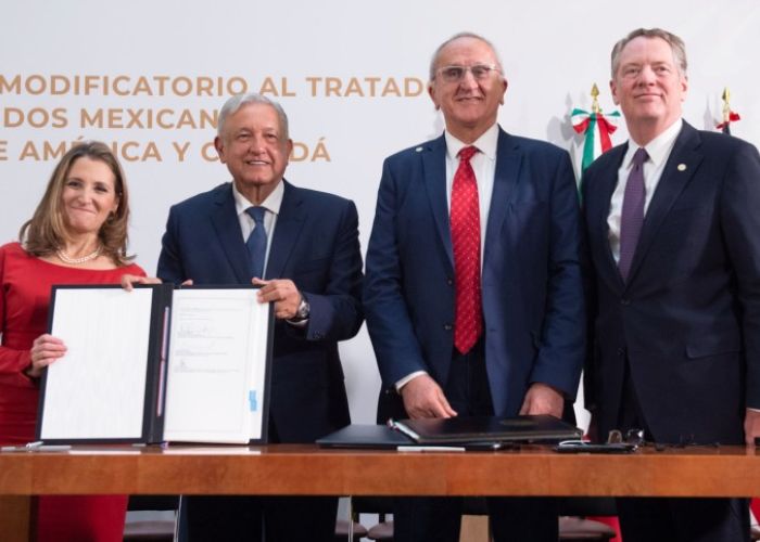 El presidente López Obrador, con los negociadores de Canadá, México y EU, en la firma de las modificaciones al texto del T-MEC en Palacio Nacional el 10 de diciembre de 2019 (Foto: lopezobrador.org.mx)