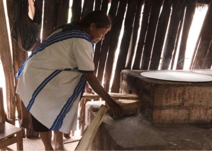 Catalina Santiz preparando el horno de leña para cocinar en Yocwitz, Chiapas. (Foto: Martiza Lavin, Oxfam)