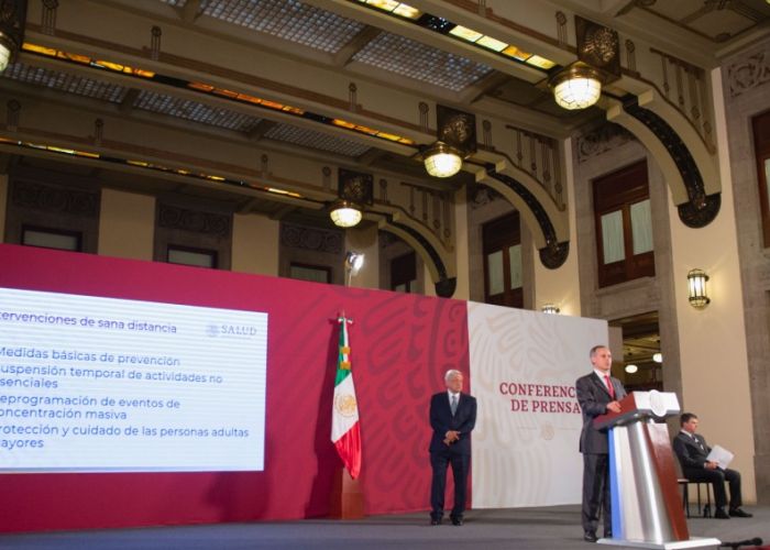 El subsecretario Hugo López-Gatell durante su participación en la conferencia de prensa matutina del 16 de marzo, ante la mirada del presidente Andrés Manuel López Obrador (Foto. lopezobrador.org.mx)