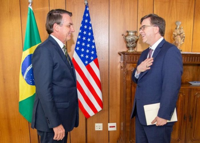 Jair Bolsonaro, presidente de Brasil (Izq) y Todd Chapman, embajador de EU en Brasil (Der).