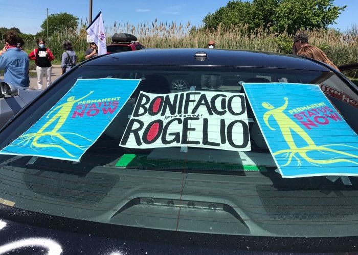 El 13 de junio se realizó en Ontario una caravana por la justicia en apoyo a los trabajadores migrantes agrícolas. En la imagen, un vehículo con carteles para recordar a los mexicanos fallecidos por Covid-19 (Foto: @DeenaLadd)