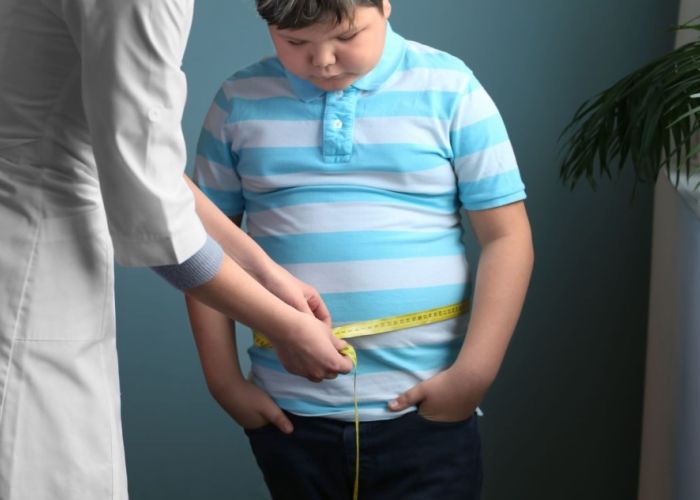 México reporta una tasa de obesidad y sobrepeso del 33.7% en niños escolares, y del 39.2% en mujeres adolescentes, según estudio.