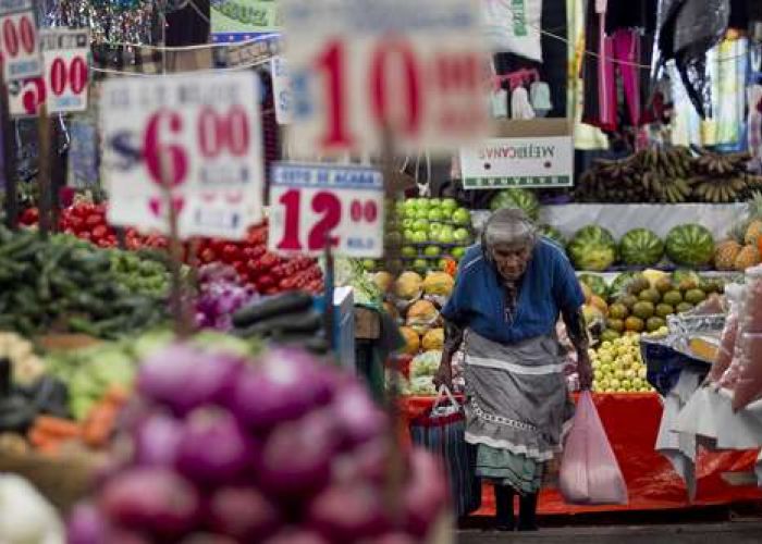 Los analistas encuestados por Citibanamex pronostican que los precios seguirán subiendo alejándose del objetivo de inflación de 3.0% trazado por el banco central.