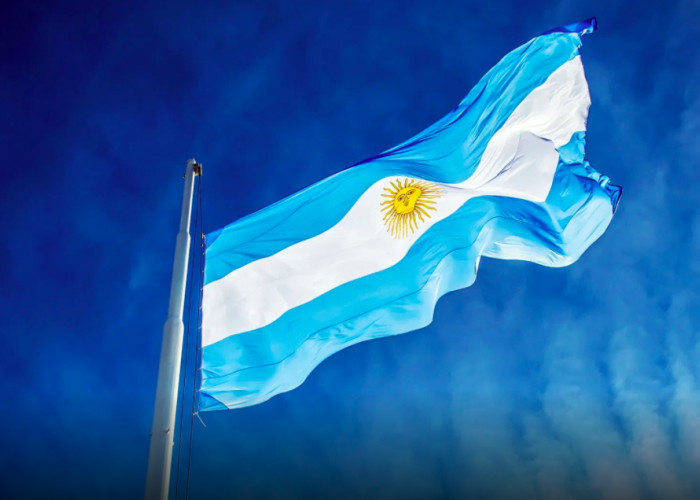 El gobierno argentino continuará en pláticas con las cámaras del sector para avanzar en la reglamentación del decreto. 