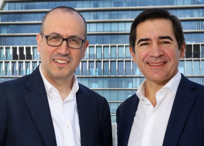 Onur Genç, consejero delegado, y Carlos Torres Vila, presidente del grupo financiero español BBVA, en un encuentro con empleados del grupo en abril pasado (Imagen: BBVA)