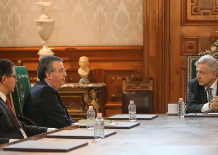 El gobernador del Banco de México, Alejandro Díaz de León, en reunión con el presidente Andrés Manuel López Obrador el 16 de abril en Palacio Nacional (Foto: lopezobrador.org.mx)