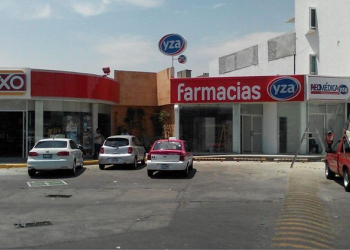 Locales de tienda Oxxo y Farmacia Yza, del Grupo Femsa, en Iztapalapa, Ciudad de México (Foto: Oxxo Inmuebles)