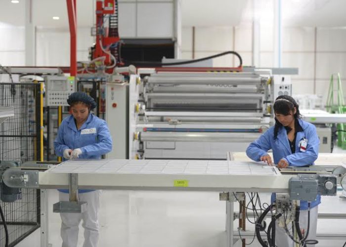 La ocupación en las manufacturas creció 0.9% en febrero y suma nueve meses consecutivos de crecimiento.