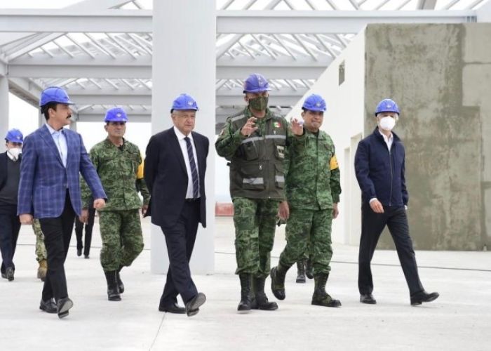 El presidente López Obrador, junto a personal de la Defensa Nacional, supervisa las obras de construcción del aeropuerto Felipe Ángeles el 16 de octubre pasado (Foto: Gobierno de Mëxico)