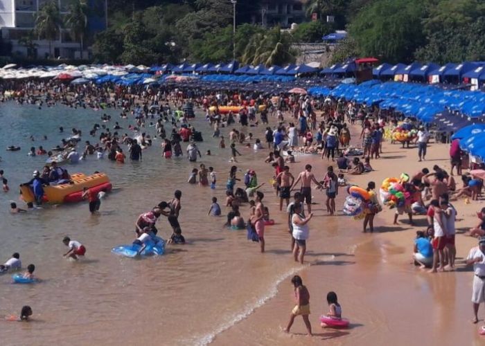 Turistas en las playas de Acapulco en marzo pasado (Foto: Gobierno de Guerrero)