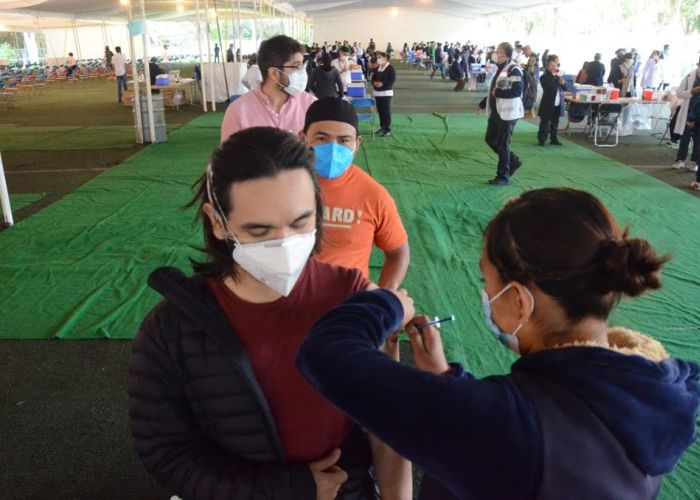 Primer día de vacunación en el Centro Deportivo Xochimilco a jóvenes de 18 a 29 años. (Foto: Twitter @Claudiashein)