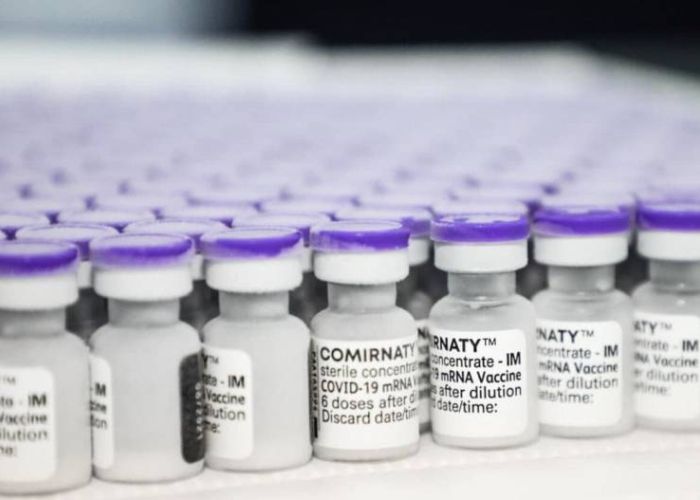 Pfizer y BioNTech firman con Eurofarma Laboratorios SA de Brasil para la fabricación de la vacuna Comirnaty. 