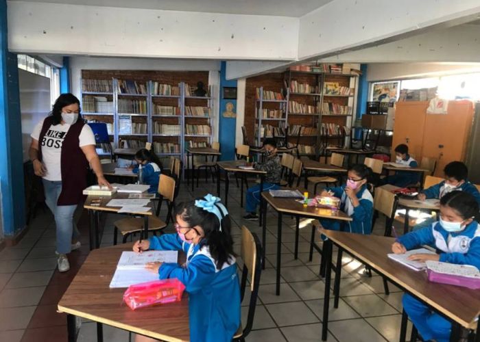 Estudiantes de novel básico, medio y superior, regresan a las aulas.