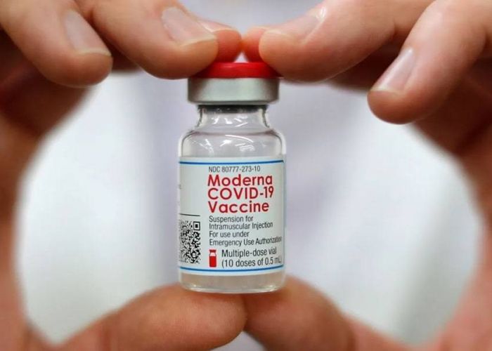 De acuerdo a un estudio realizado por Moderna, la protección de la vacuna disminuye con el tiempo, por lo que la farmaéutica apoya la necesidad de un refuerzo para mantener altos niveles de protección.