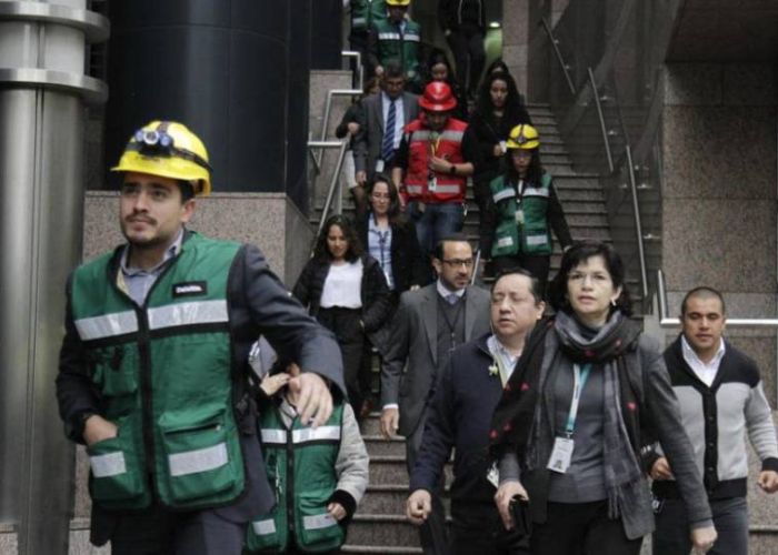 No existe algún método ni tecnología que pueda predecir un sismo, lo único que puede ayudar cuando se presente uno es la prevención. 